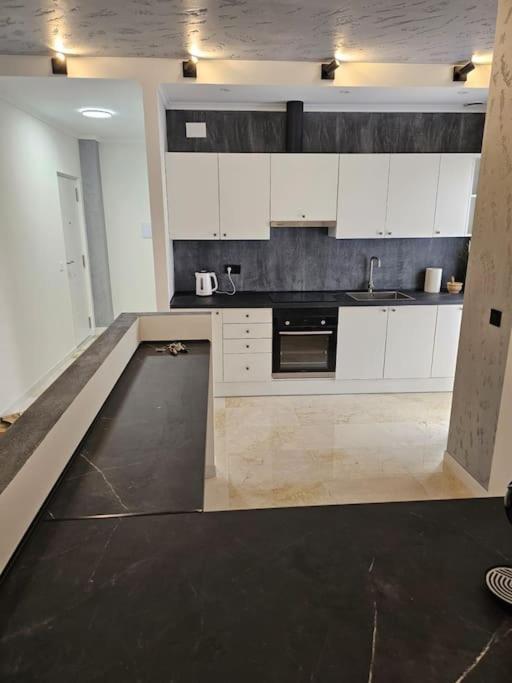Modern 3 Bedrooms Apartment *